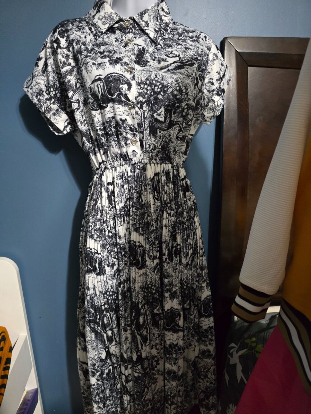 Assorted dresses - Picture 14 of 15
